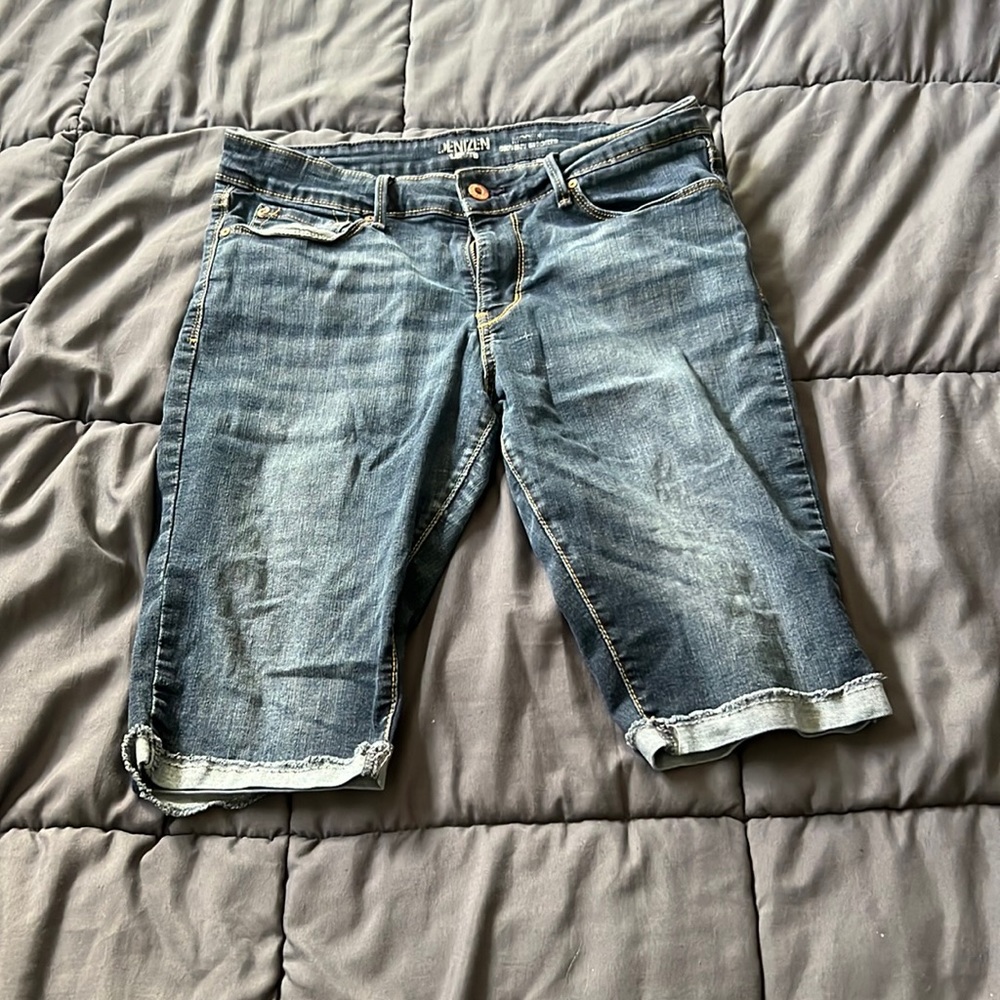 Capri shorts. Levi Denim and size 12 31W